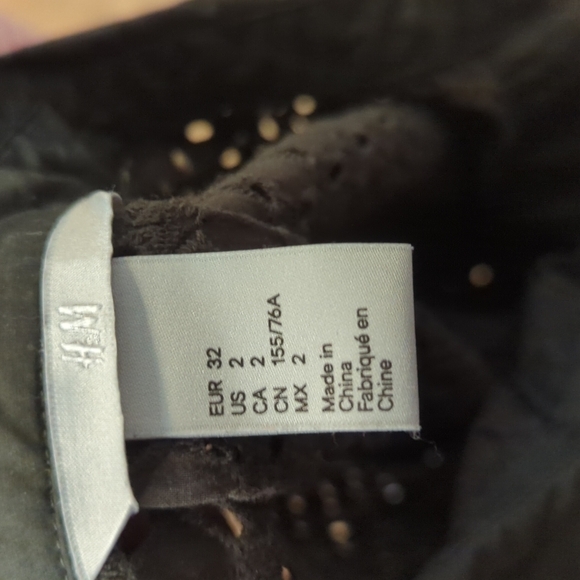 H&M Olive green button down top. - Picture 4 of 4